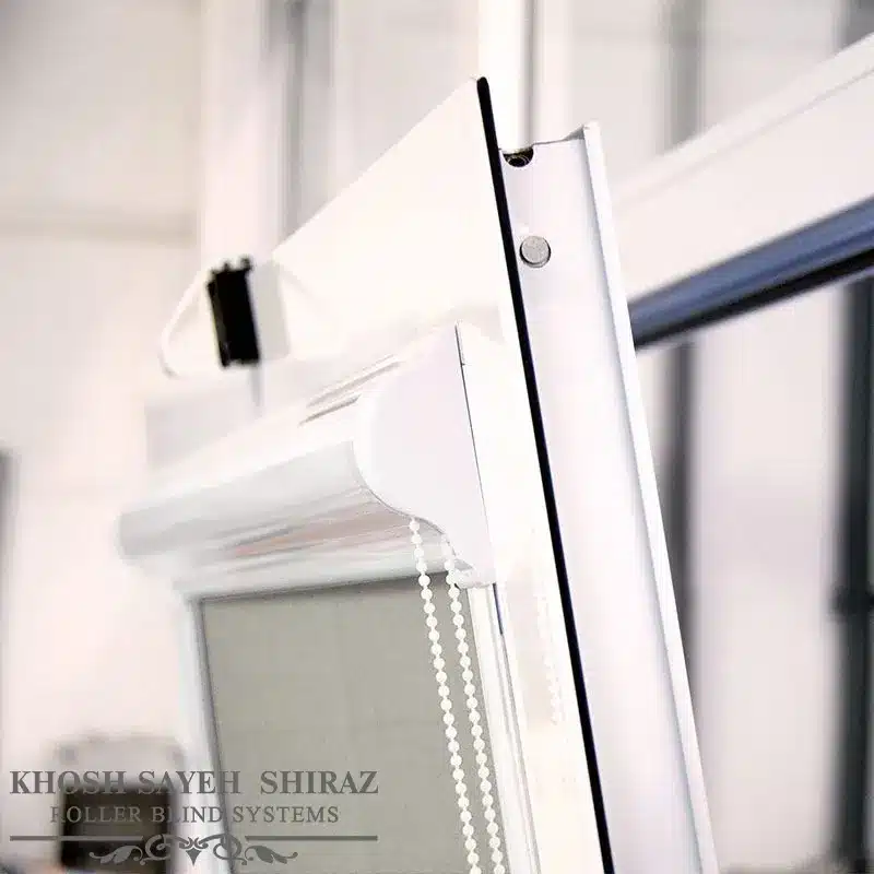 پرده مینی شید پشت پنجره ای