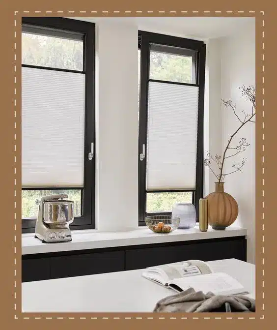 پرده پلیسه یکی از انواع پرده پشت دری