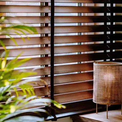 پرده کرکره چوبی با نوار پهن پرده کرکره چوبی با نوار پهن