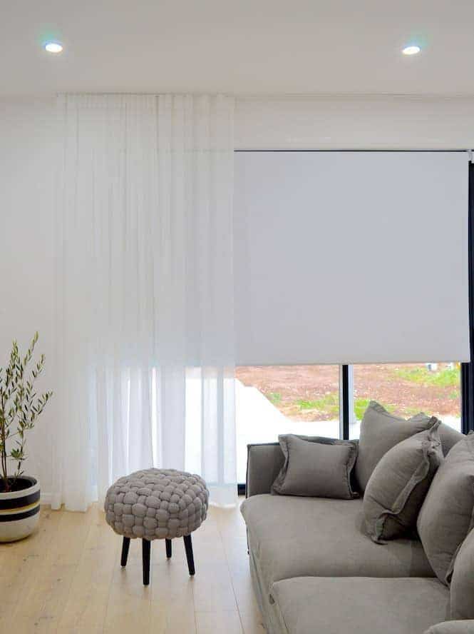 پرده شید رول ساده رنگ روشن، برای تغییر دکوراسیون منزل پرده شید رول ساده رنگ روشن، برای تغییر دکوراسیون منزل